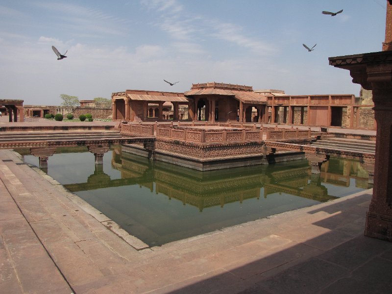 fatehpur sikri2.jpg - Het duurde jaren om de stad te bouwen, maar een paar jaar nadat de stad in gebruik was genomen werd ze in 1585 weer verlaten. Dit omdat in de rotsachtige omgeving een groot gebrek aan drinkwater was.